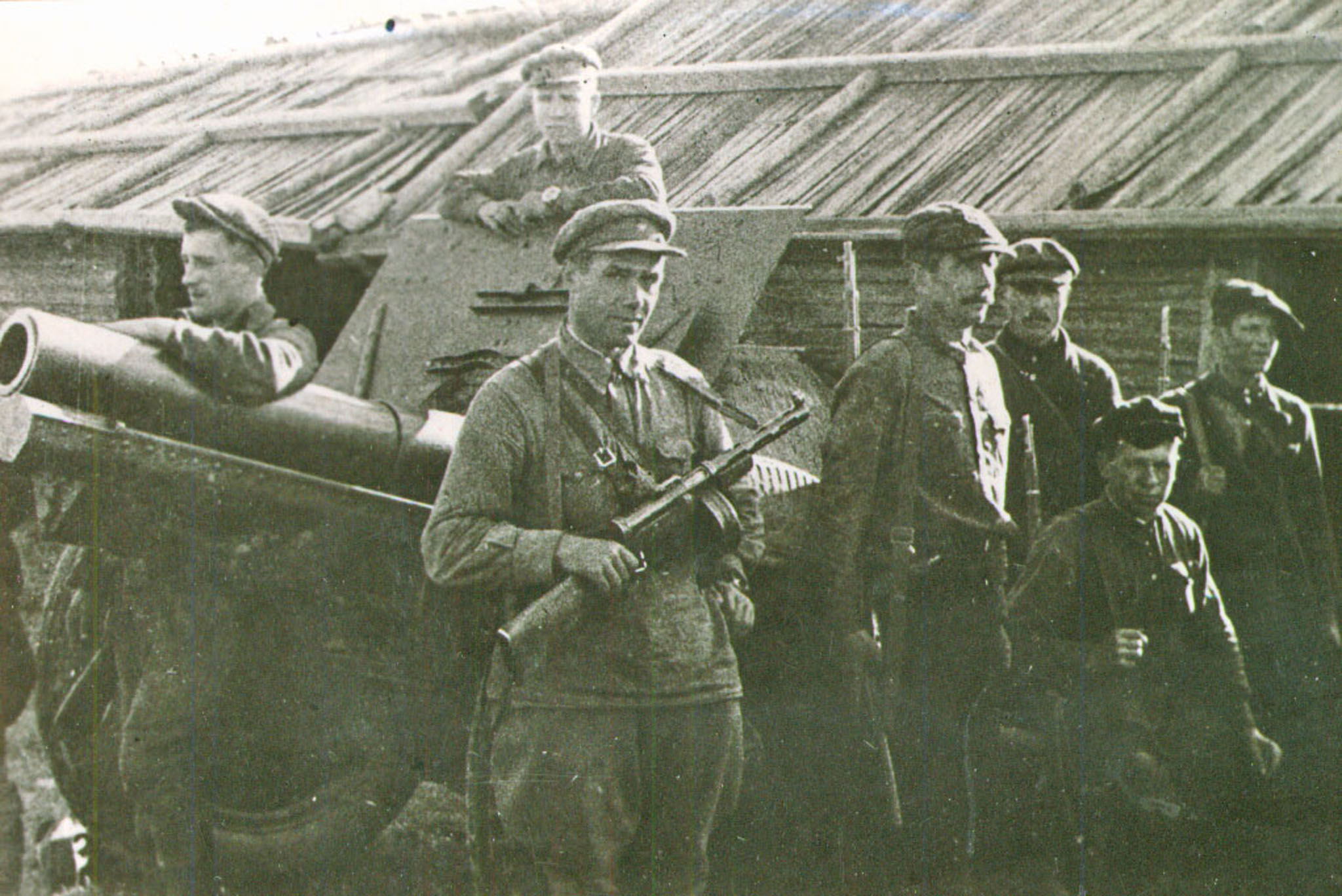 Guerrilleros de la 1.a Brigada Belarusa de la Región de Vitebsk al lado del cañón de trofeo