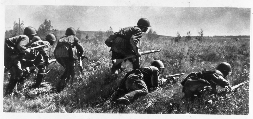 Combatientes de la 100a División de Infantería antes del ataque