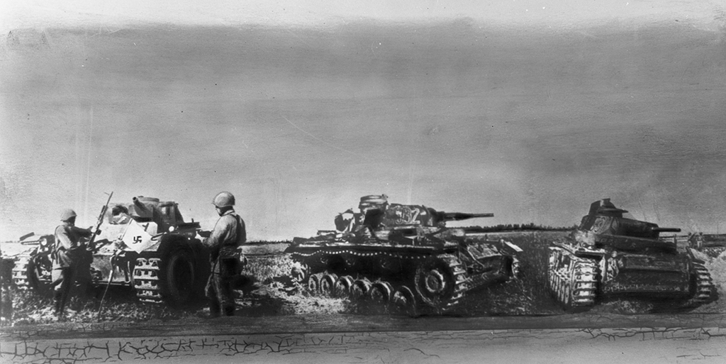 Tanques enemigos destruidos por los soldados del 388 ° Regimiento de Infantería en el campo Buinichi cerca de Moguilev el 12 de julio de 1941