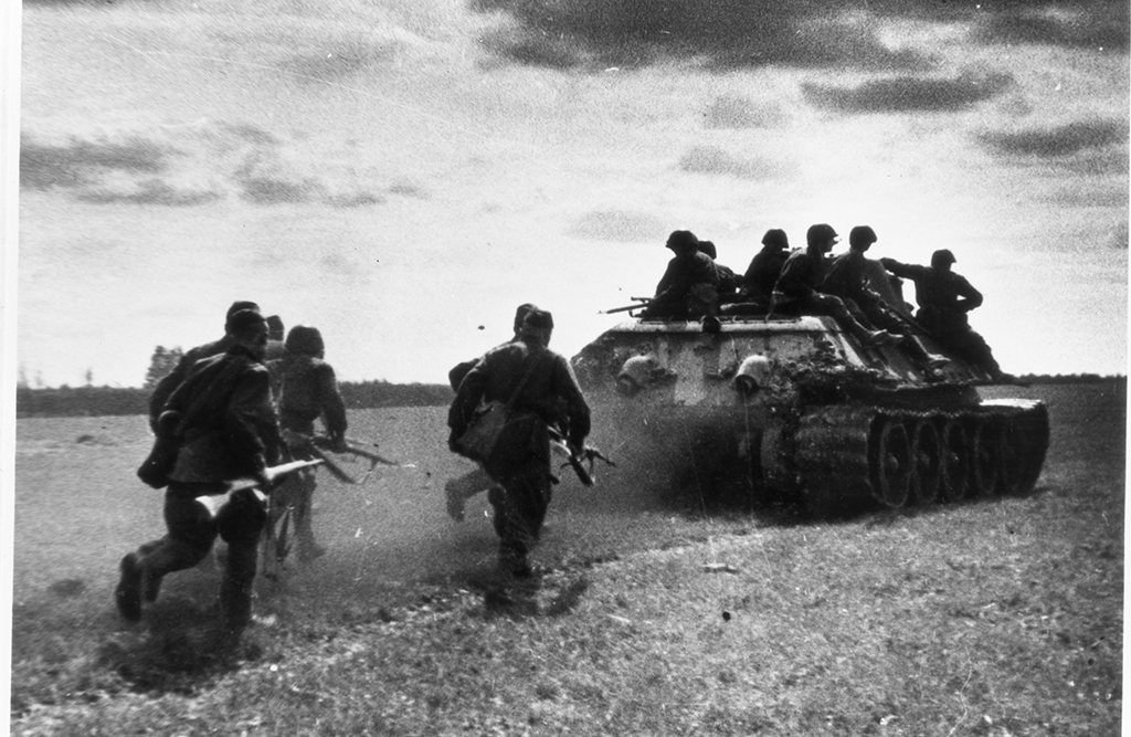 Siguiendo los tanques, avanzan los soldados de la 1a división motorizada de Moscú