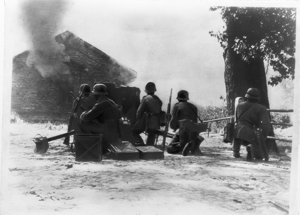 Los hitlerianos disparando en una calle de Brest