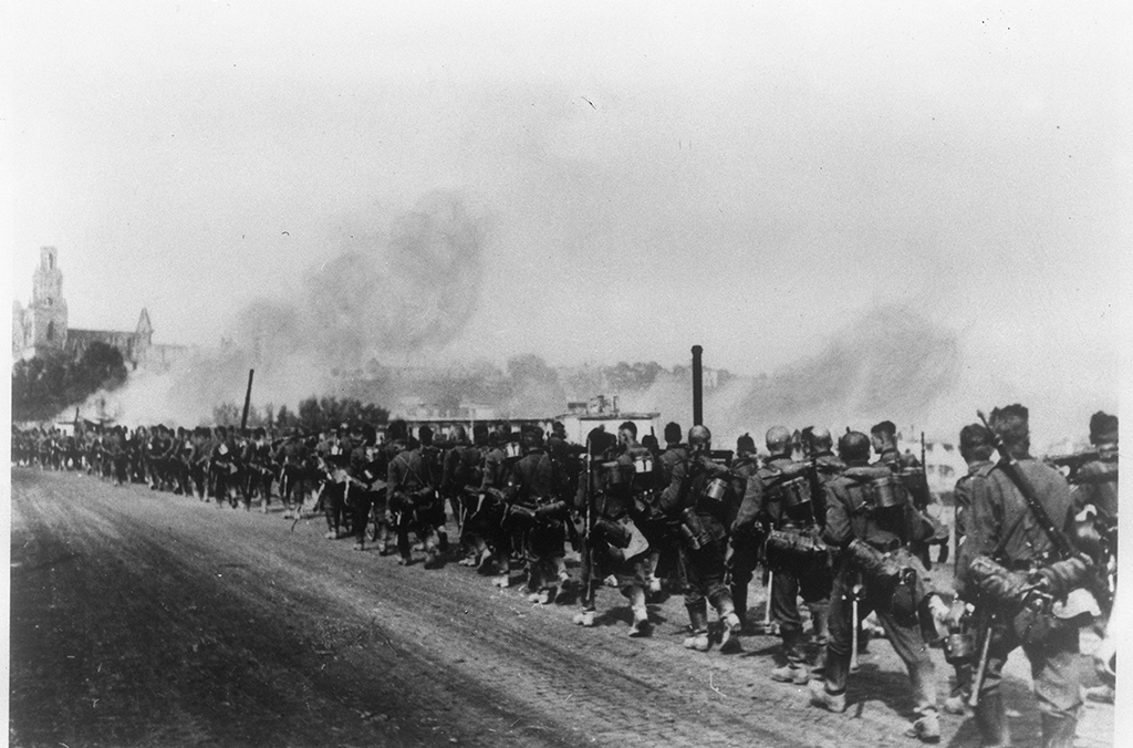 Columna de invasores fascistas entrando en Grodno
