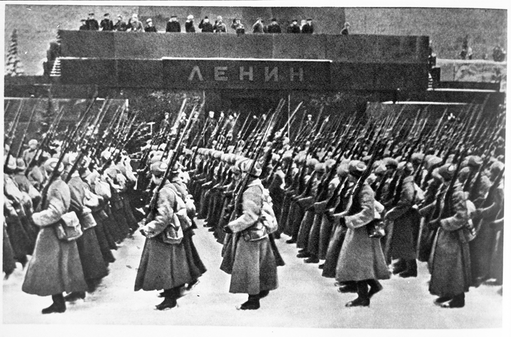 En el desfile del 7 de noviembre de 1941 en Moscú, la infantería en marcha frente al mausoleo