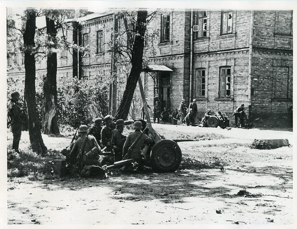 Soldados alemanes del destacamento de choque librando combate callejero en Brest