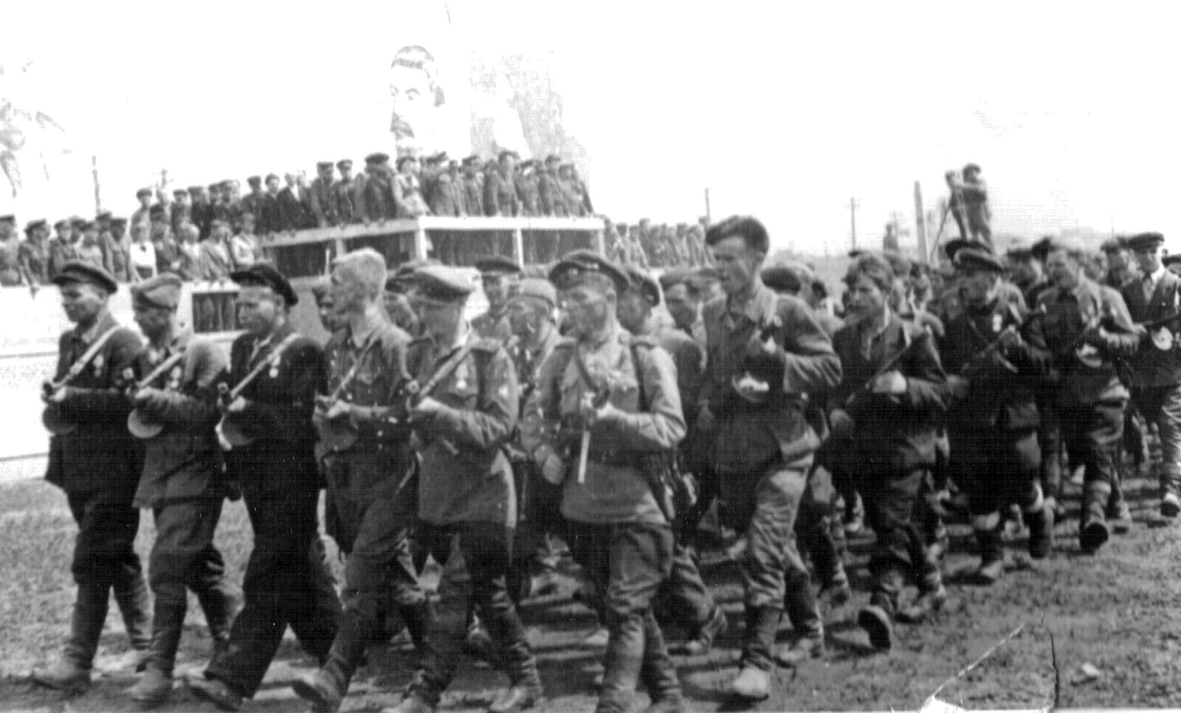 Desfile de guerrilleros belarusos. 16 de julio de 1944 