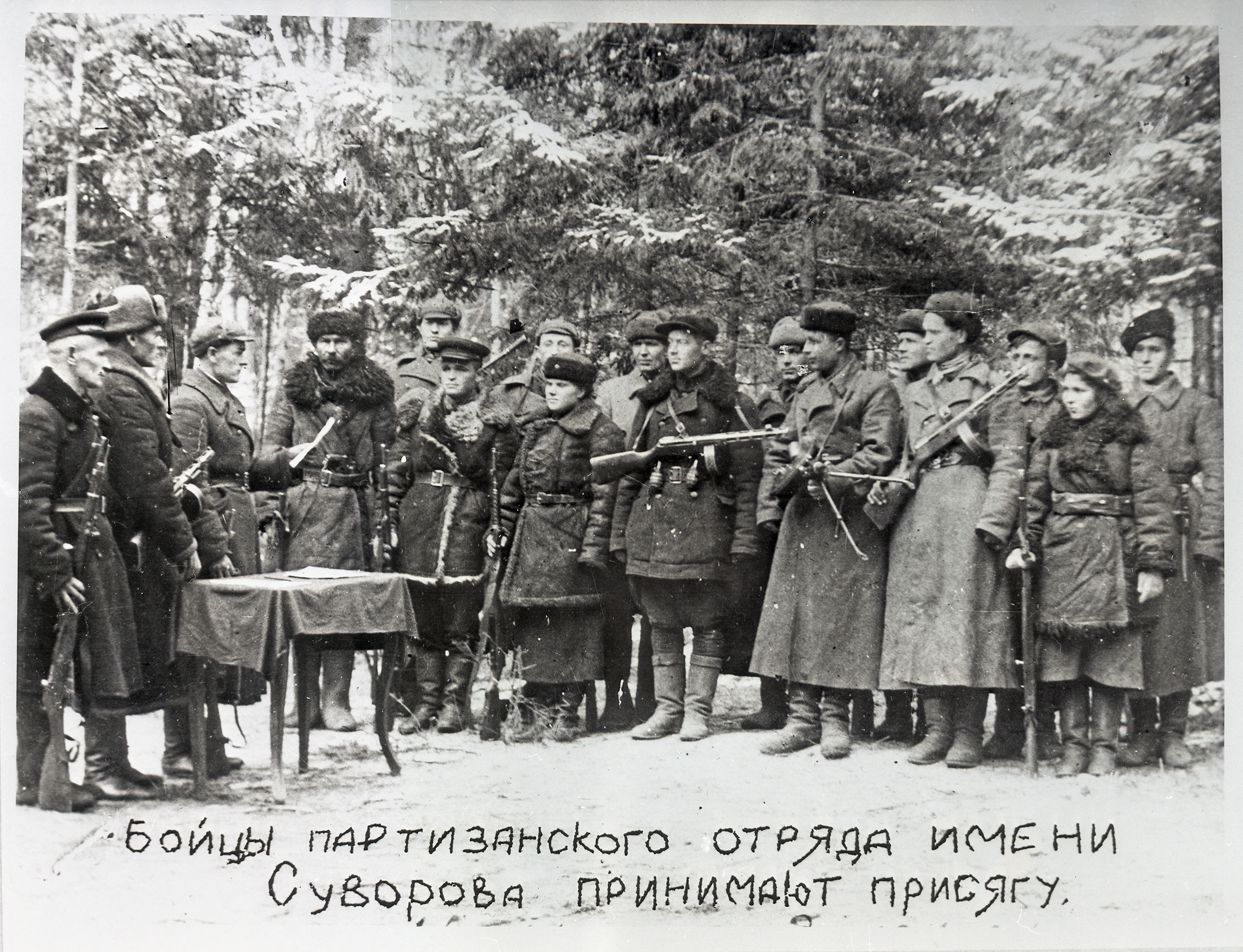 Toma de juramento de los guerrilleros del destacamento A. Suvorov de la región de Minsk. 1942