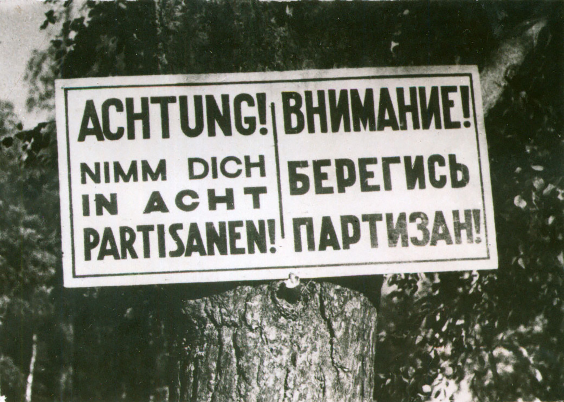 Una señal de advertencia instalada por los hitlerianos en el límite de la zona guerrillera